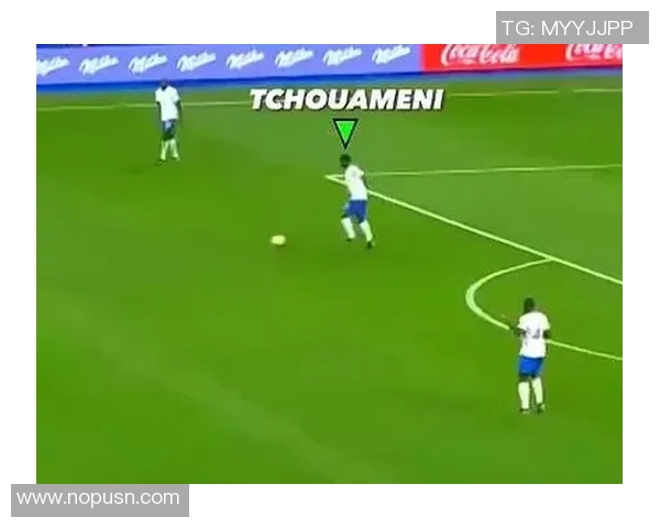 足球明星与美女裁判的精彩瞬间引发热议球场内外的魅力碰撞与互动